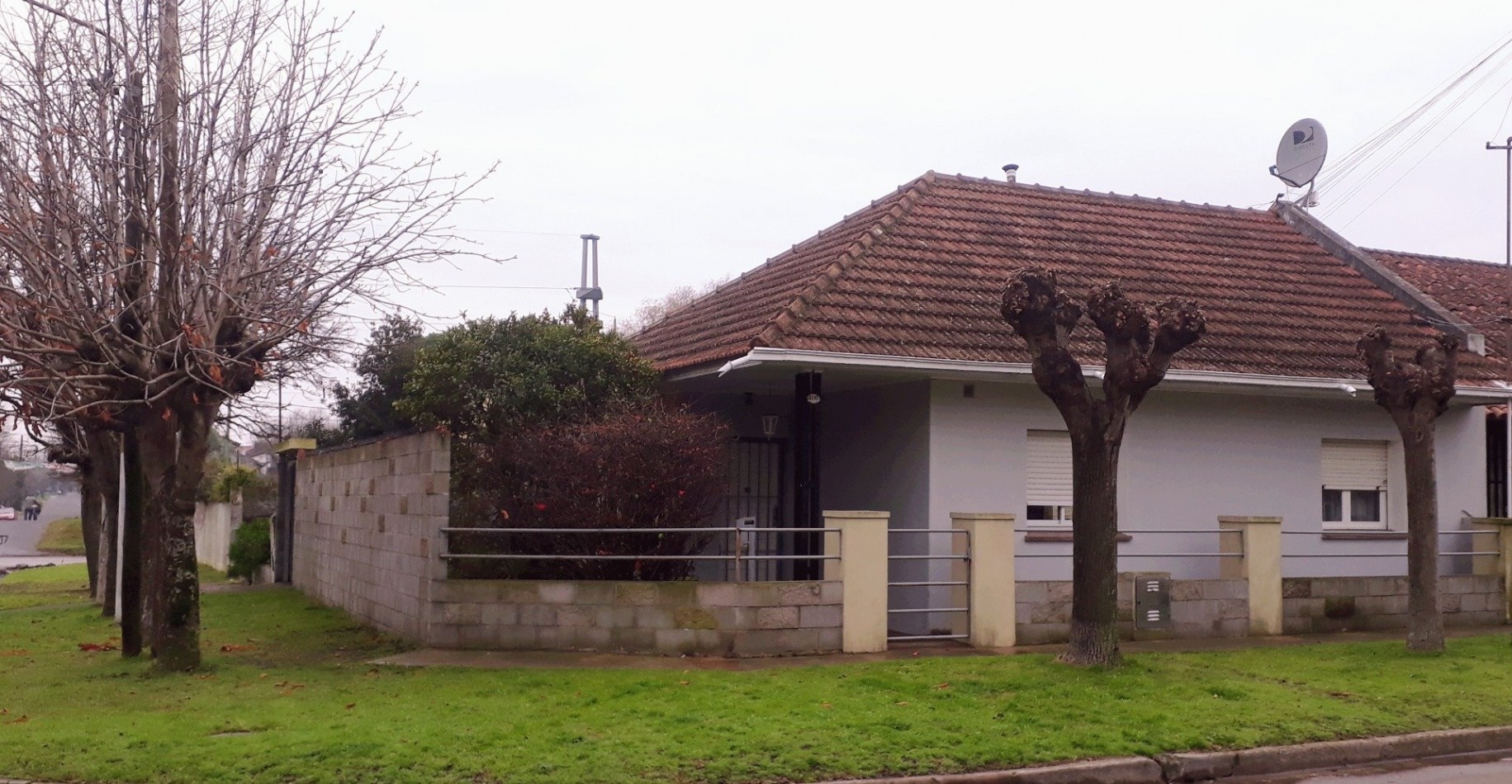 Casa 3 Ambientes con parque y quincho-garage. Barrio P. Ramos Azopardo y Dolores 
