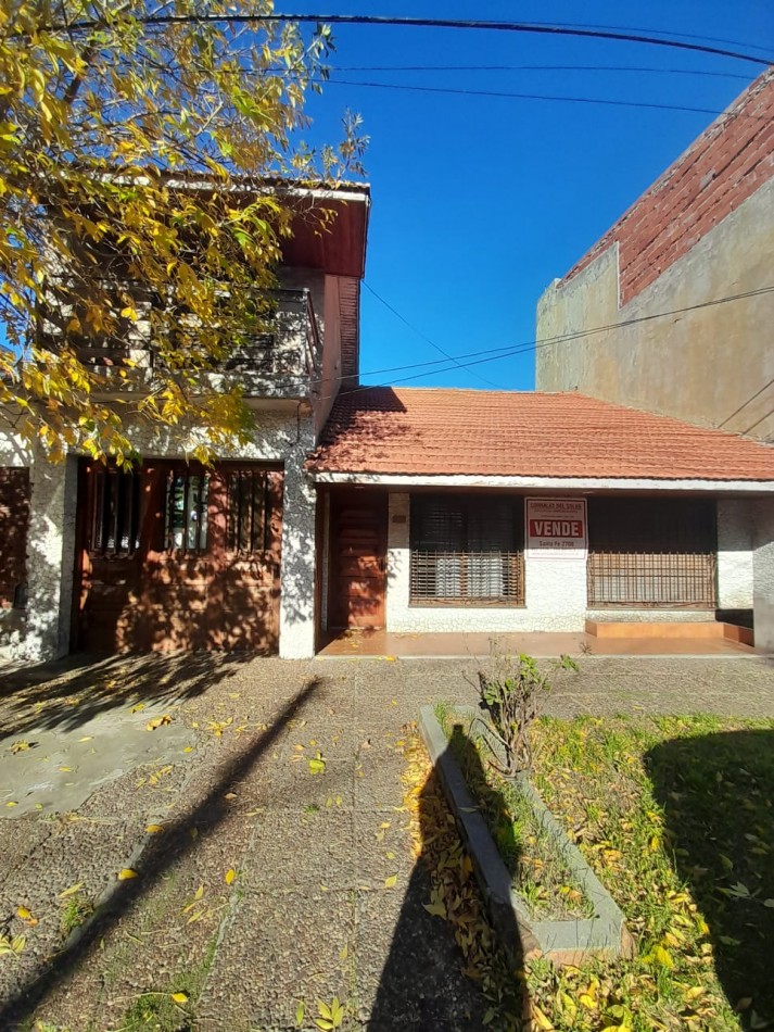 Chalet de 4 amb con garage para 2 autos, quincho y parque Barrio Villa Primera. ACEPTA PERMUTA