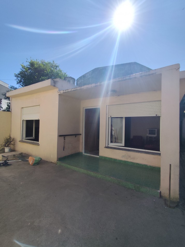 Venta de propiedad en block. Dos casas de 3 amb. Con entrada para auto 