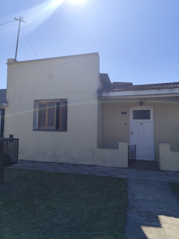 Venta de propiedad en block. Dos casas de 3 amb. Con entrada para auto 