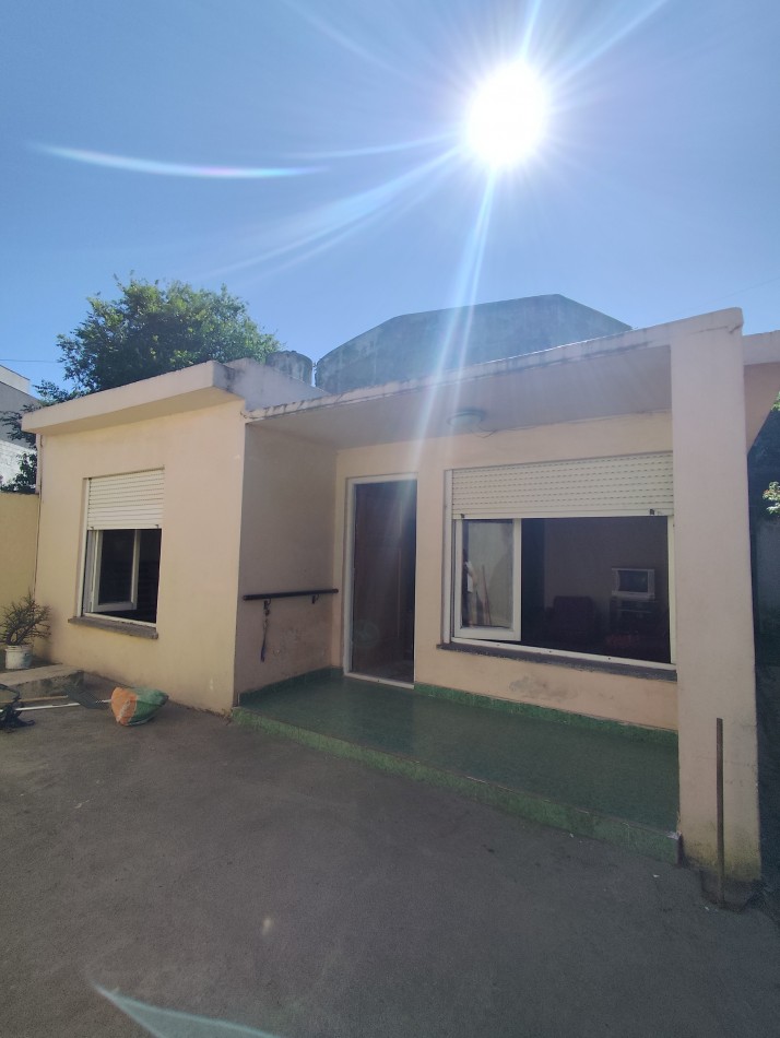 Venta de propiedad en block. Dos casas de 3 amb. Con entrada para auto 