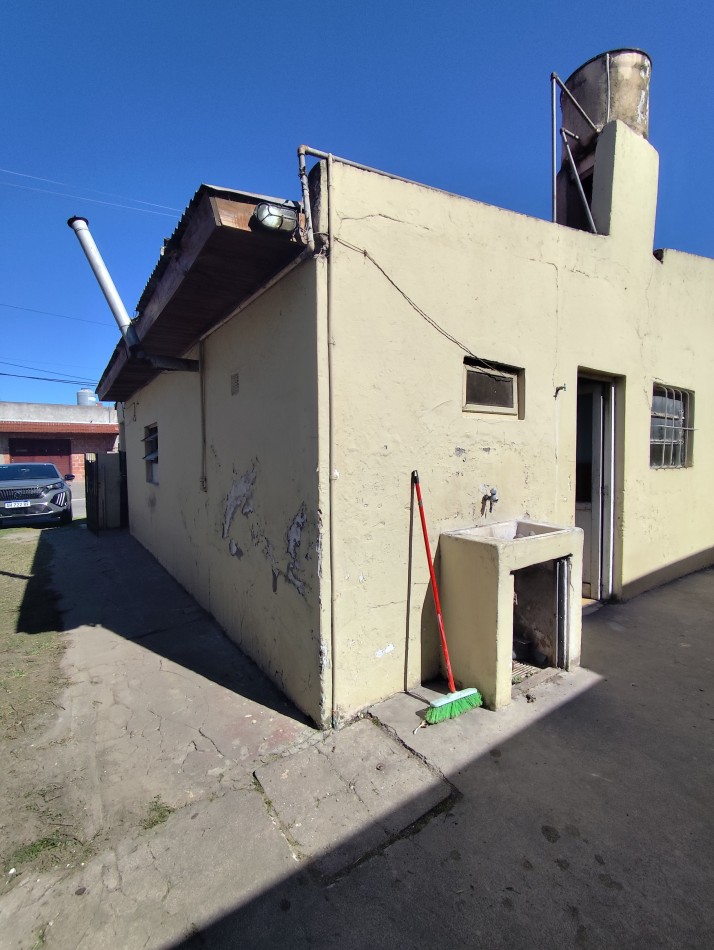 Venta de propiedad en block. Dos casas de 3 amb. Con entrada para auto 