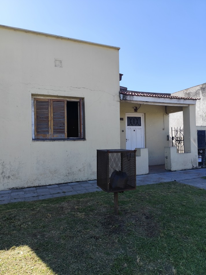 Venta de propiedad en block. Dos casas de 3 amb. Con entrada para auto 