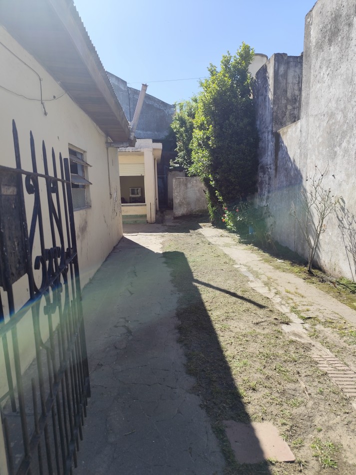 Venta de propiedad en block. Dos casas de 3 amb. Con entrada para auto 