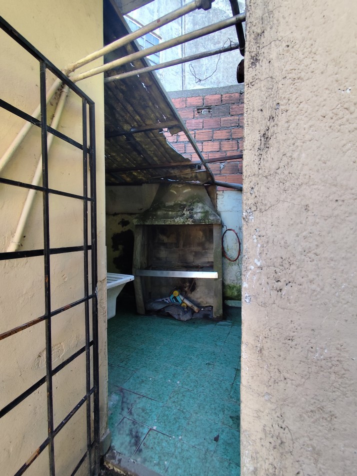 Venta de propiedad en block. Dos casas de 3 amb. Con entrada para auto 