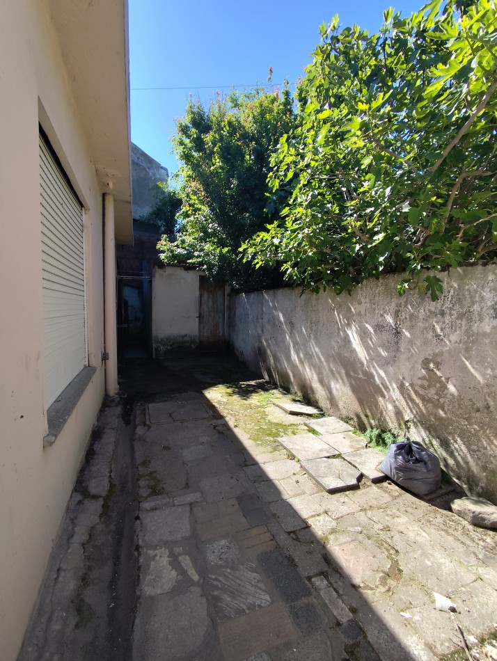 Venta de propiedad en block. Dos casas de 3 amb. Con entrada para auto 