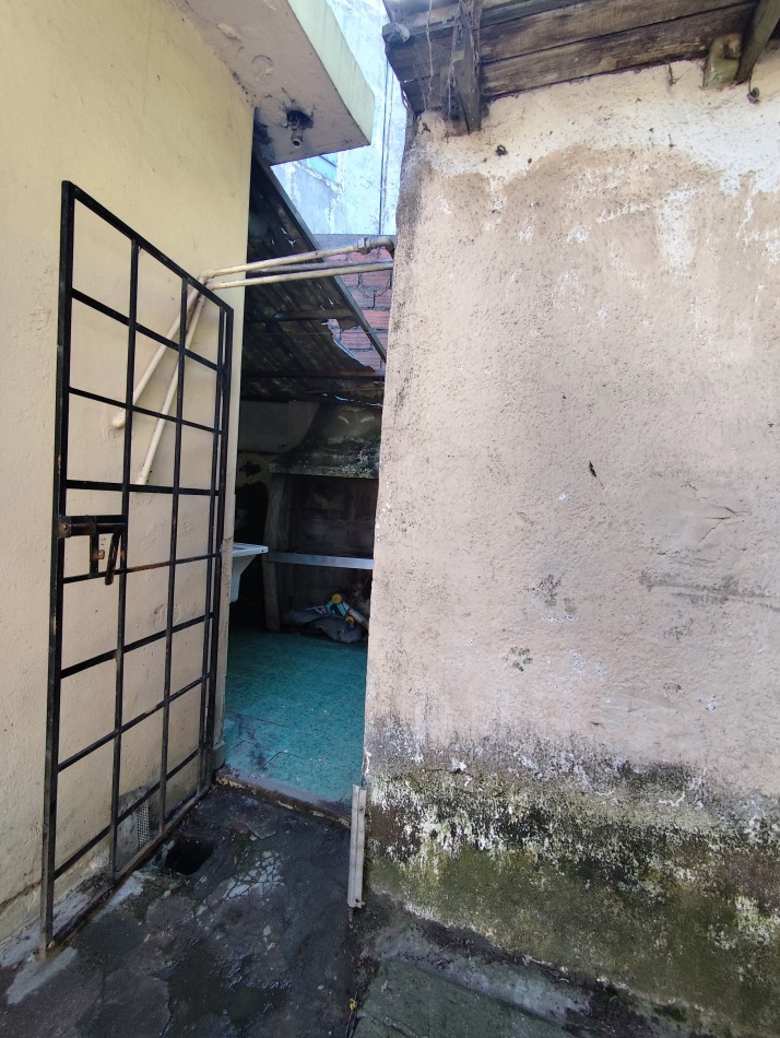 Venta de propiedad en block. Dos casas de 3 amb. Con entrada para auto 