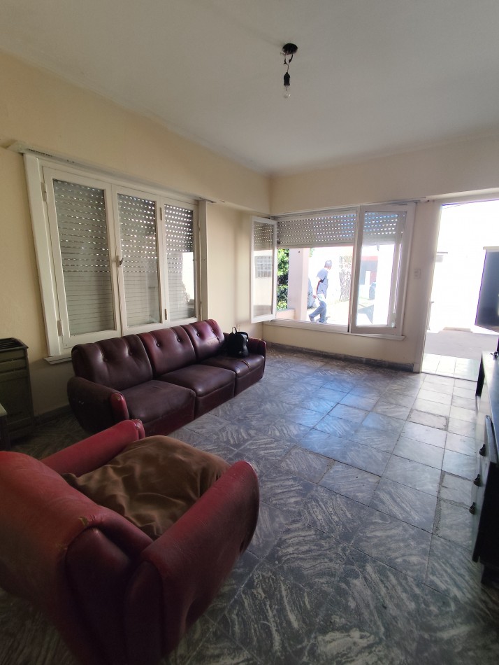 Venta de propiedad en block. Dos casas de 3 amb. Con entrada para auto 