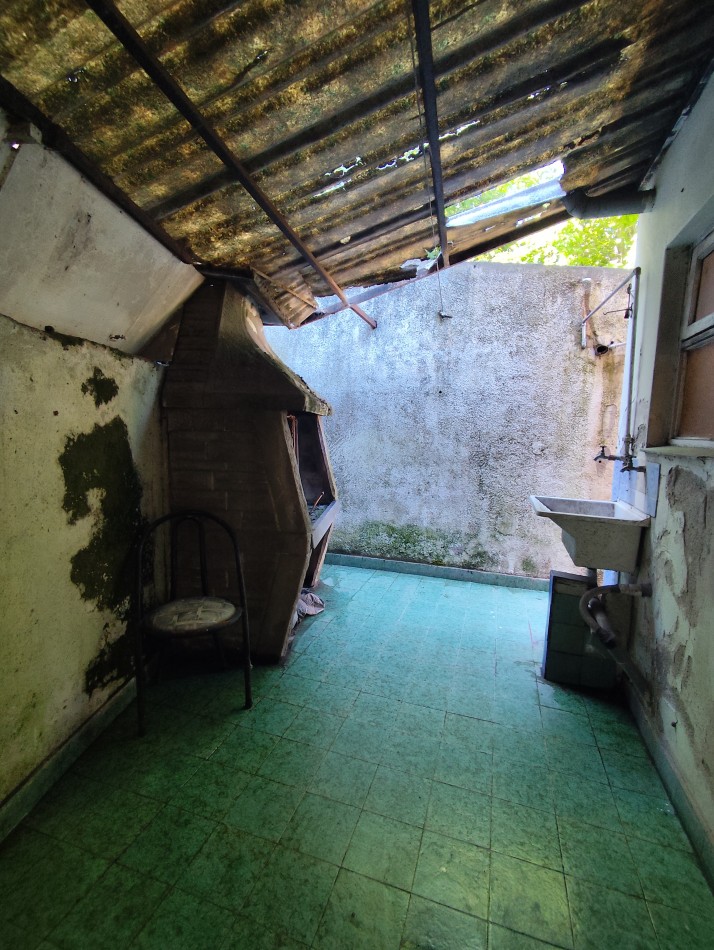 Venta de propiedad en block. Dos casas de 3 amb. Con entrada para auto 