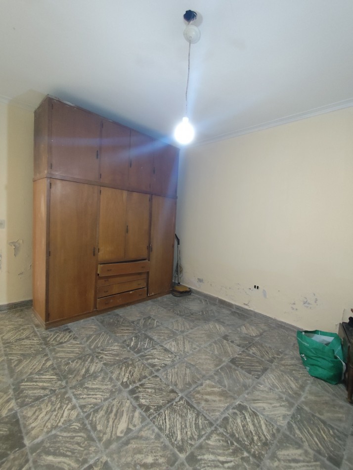 Venta de propiedad en block. Dos casas de 3 amb. Con entrada para auto 