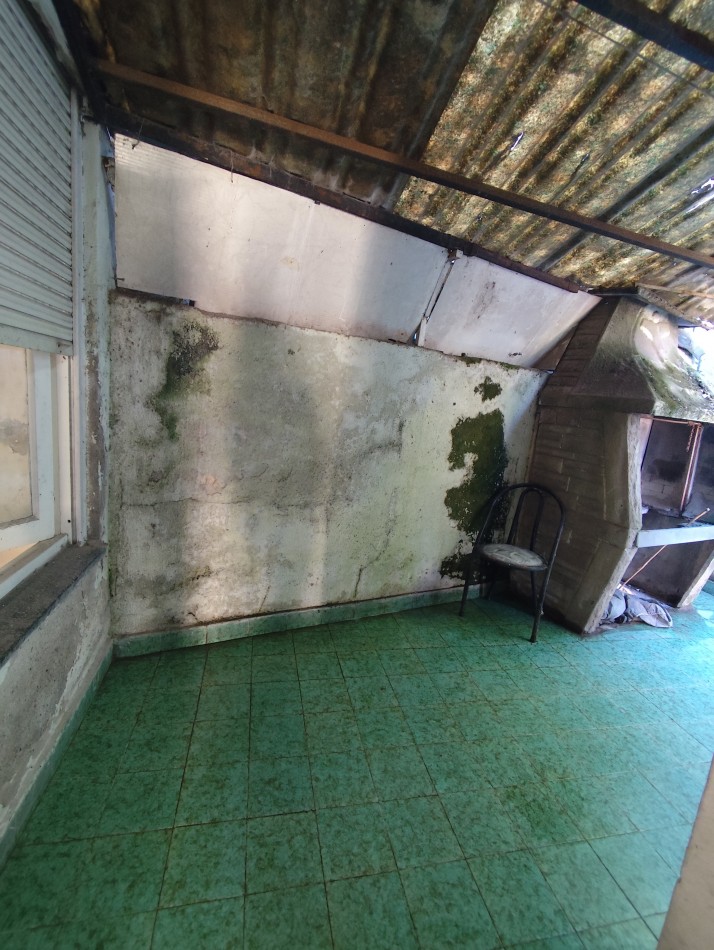 Venta de propiedad en block. Dos casas de 3 amb. Con entrada para auto 