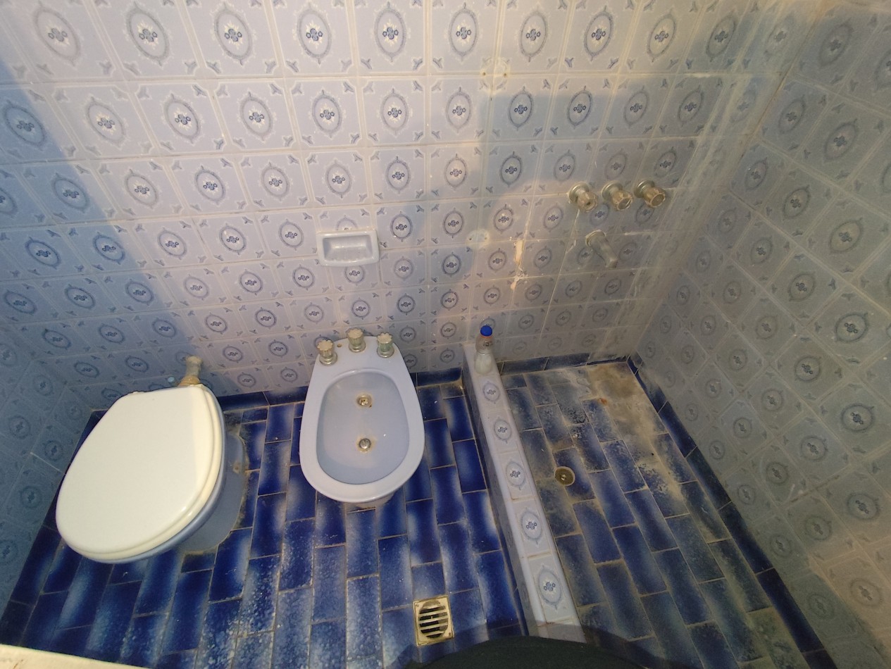 Venta de propiedad en block. Dos casas de 3 amb. Con entrada para auto 