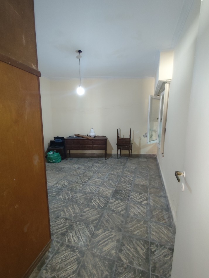 Venta de propiedad en block. Dos casas de 3 amb. Con entrada para auto 