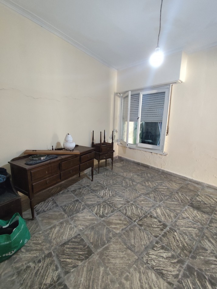 Venta de propiedad en block. Dos casas de 3 amb. Con entrada para auto 