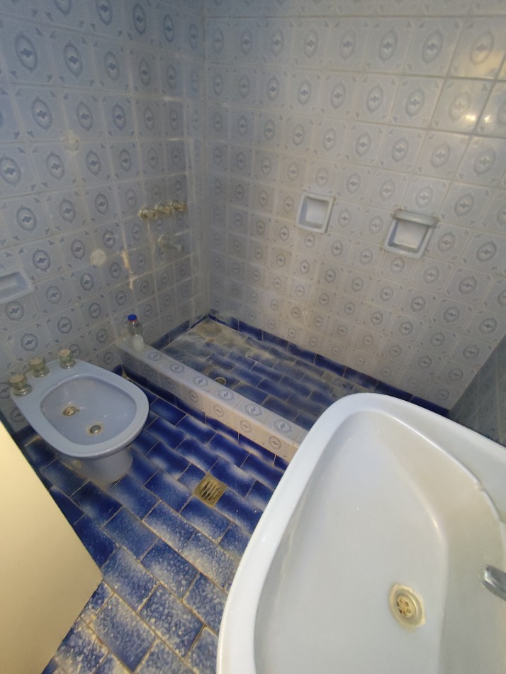 Venta de propiedad en block. Dos casas de 3 amb. Con entrada para auto 