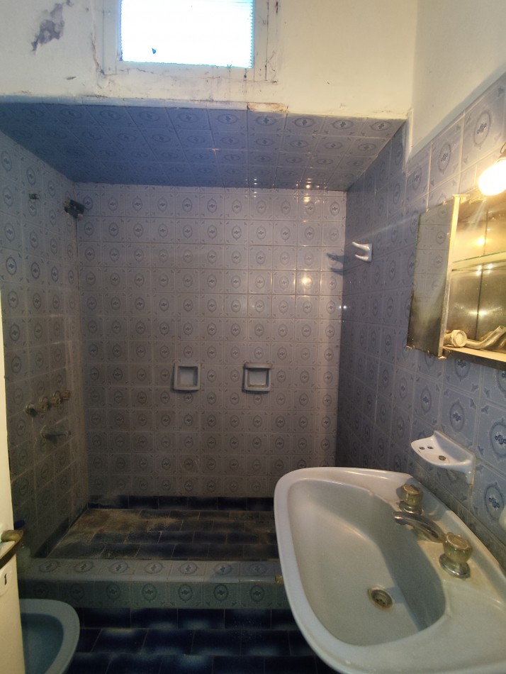 Venta de propiedad en block. Dos casas de 3 amb. Con entrada para auto 