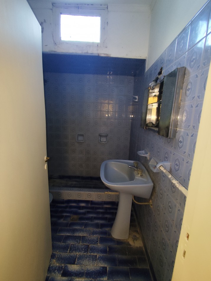 Venta de propiedad en block. Dos casas de 3 amb. Con entrada para auto 