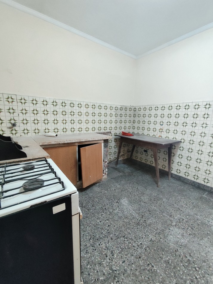 Venta de propiedad en block. Dos casas de 3 amb. Con entrada para auto 