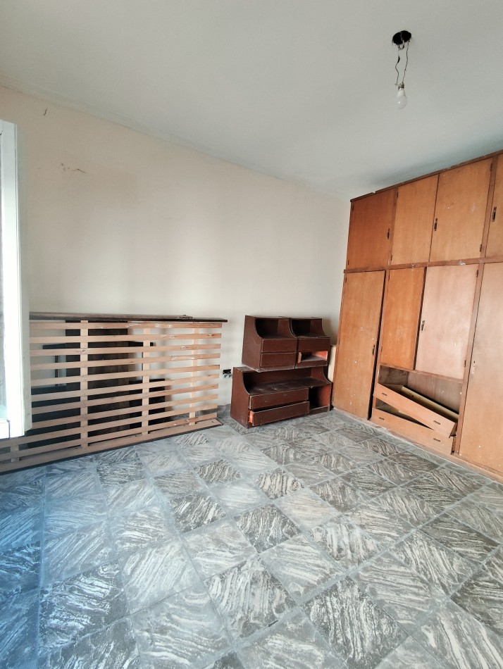 Venta de propiedad en block. Dos casas de 3 amb. Con entrada para auto 