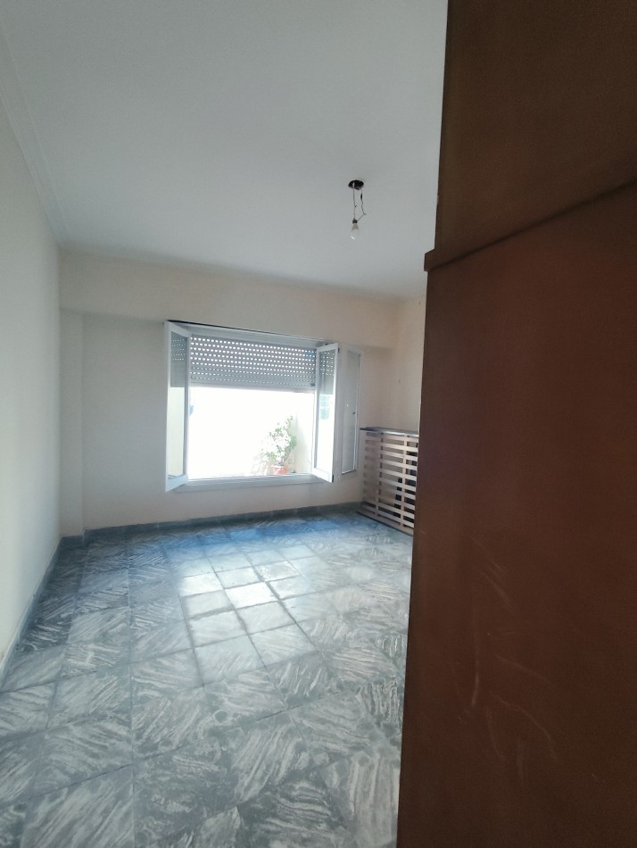 Venta de propiedad en block. Dos casas de 3 amb. Con entrada para auto 