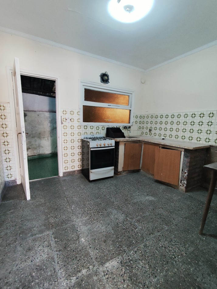 Venta de propiedad en block. Dos casas de 3 amb. Con entrada para auto 