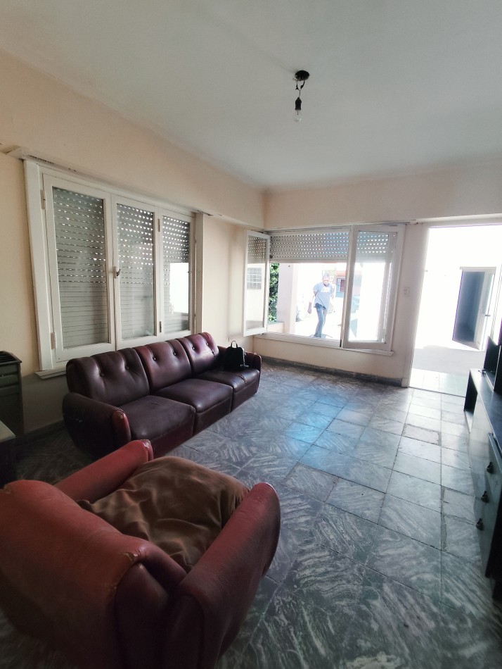 Venta de propiedad en block. Dos casas de 3 amb. Con entrada para auto 