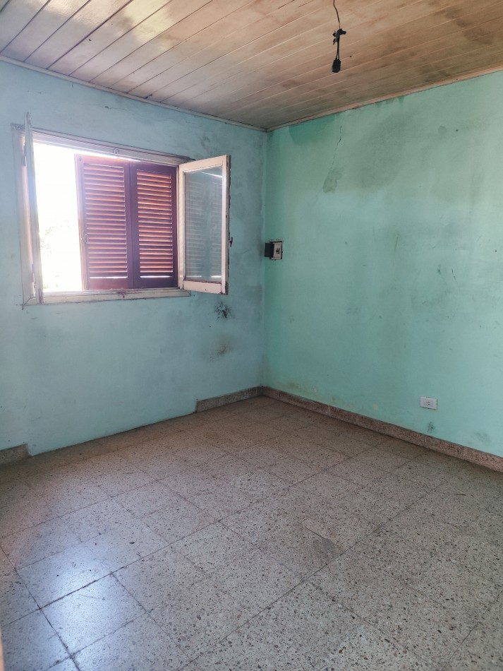 Venta de propiedad en block. Dos casas de 3 amb. Con entrada para auto 