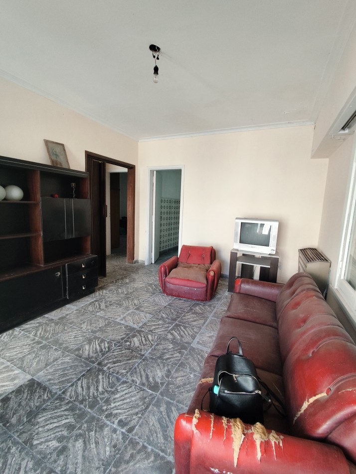 Venta de propiedad en block. Dos casas de 3 amb. Con entrada para auto 