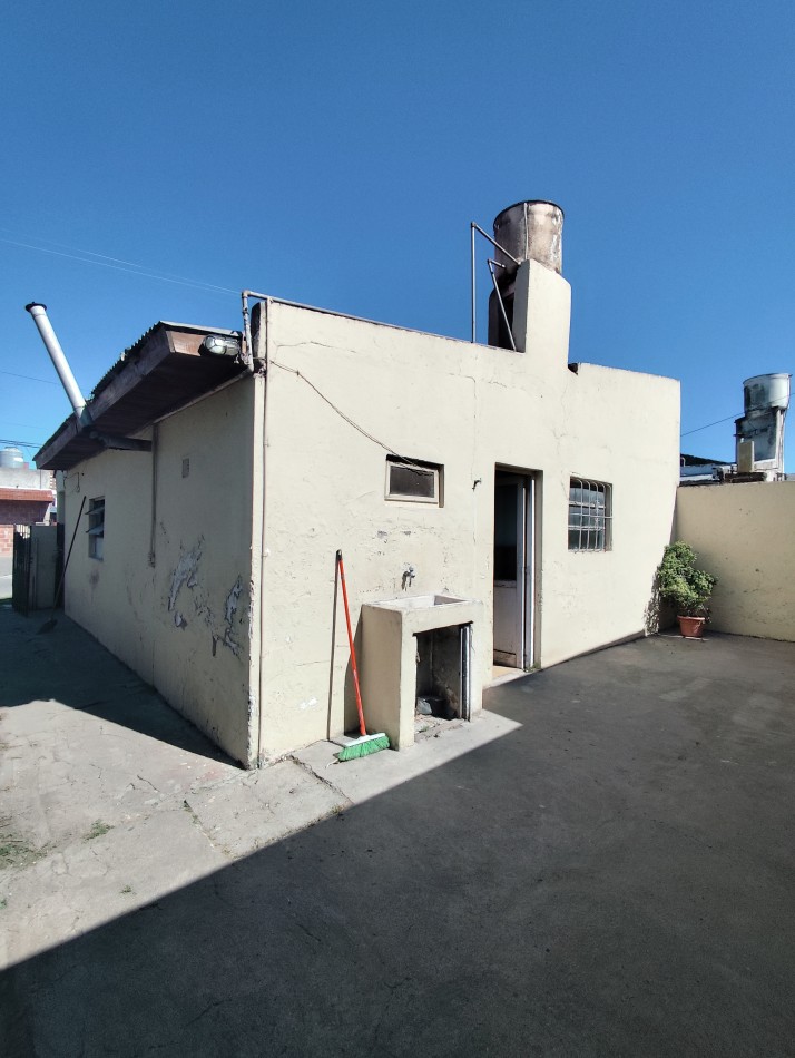 Venta de propiedad en block. Dos casas de 3 amb. Con entrada para auto 