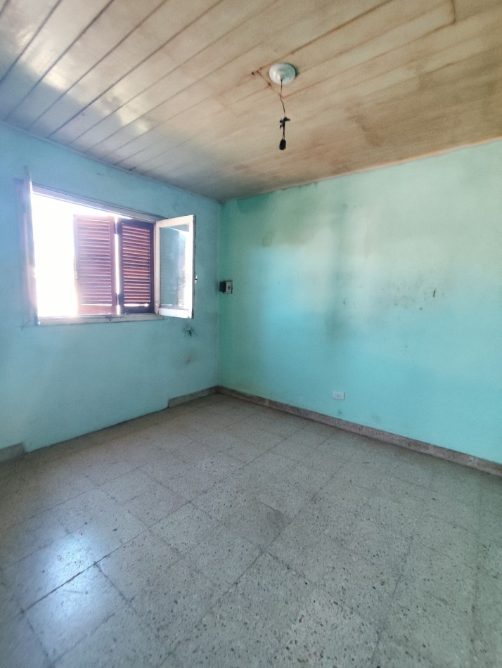Venta de propiedad en block. Dos casas de 3 amb. Con entrada para auto 