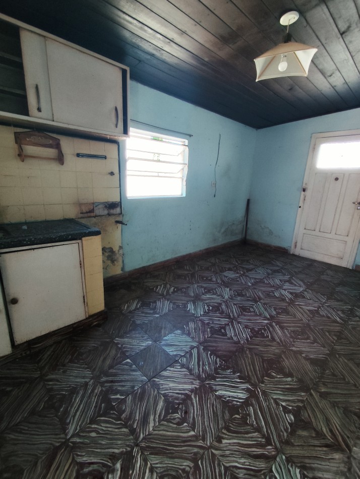 Venta de propiedad en block. Dos casas de 3 amb. Con entrada para auto 