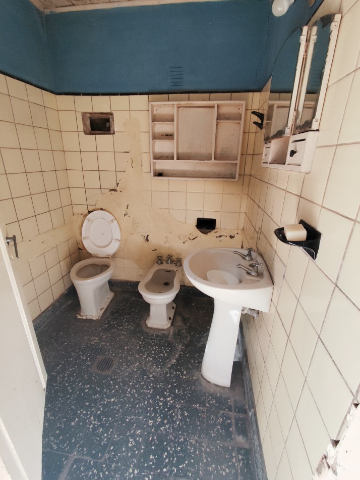 Venta de propiedad en block. Dos casas de 3 amb. Con entrada para auto 