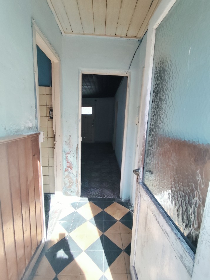 Venta de propiedad en block. Dos casas de 3 amb. Con entrada para auto 