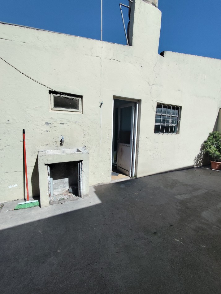 Venta de propiedad en block. Dos casas de 3 amb. Con entrada para auto 