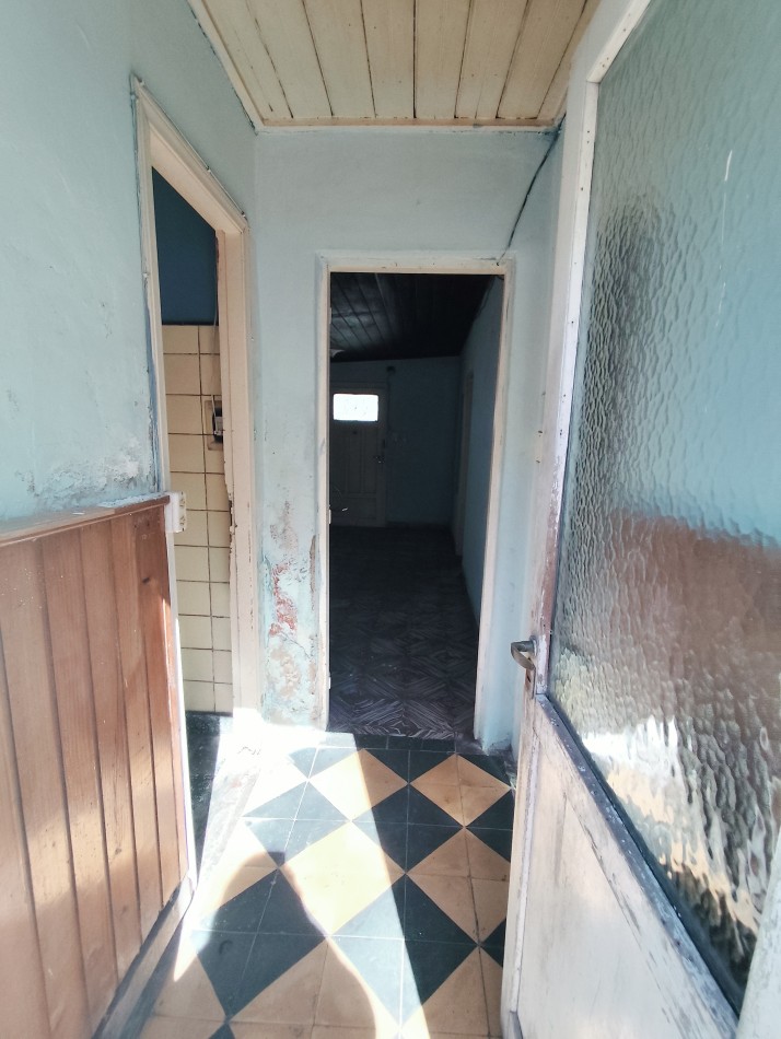 Venta de propiedad en block. Dos casas de 3 amb. Con entrada para auto 
