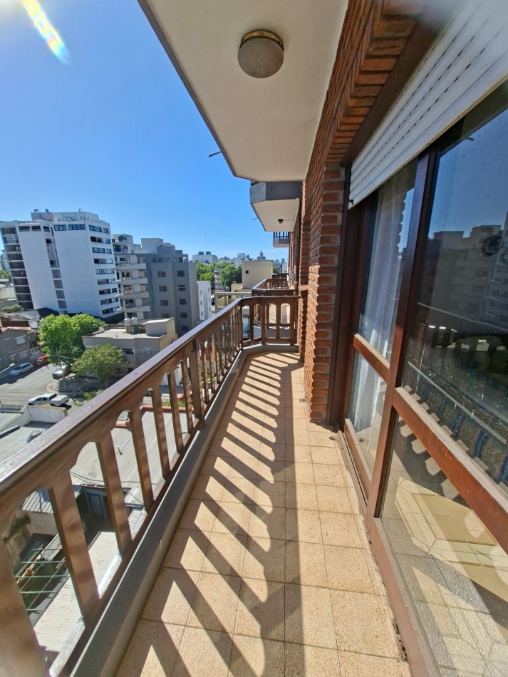 Depto un amb con balcon amplio y muy luminoso.