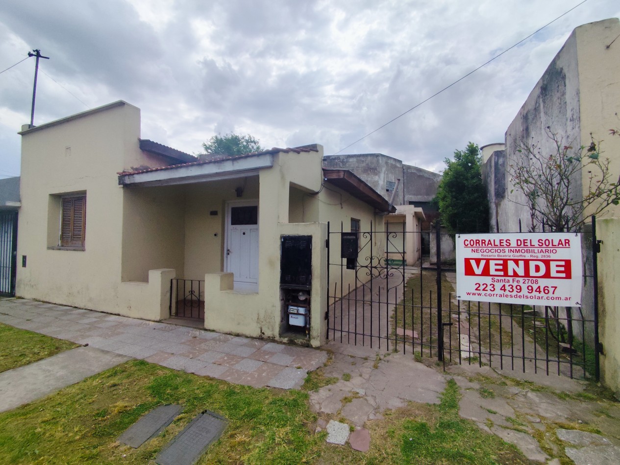 Venta de propiedad en block. Dos casas de 3 amb. Con entrada para auto 