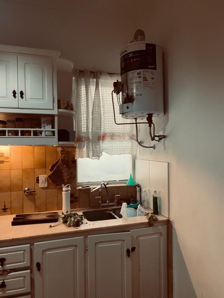 Semi piso de 3 amb con dependencia. Con baulera. Buenos Aires 2427 