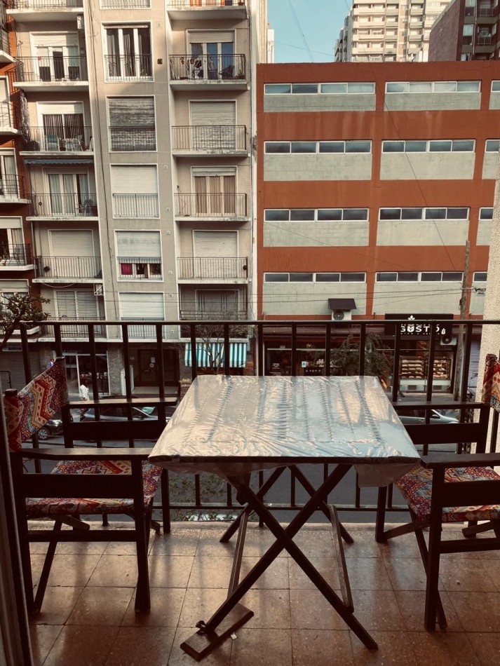 Semi piso de 3 amb con dependencia. Con baulera. Buenos Aires 2427 