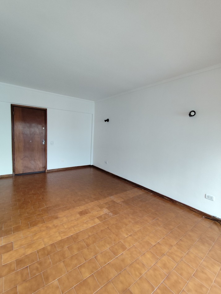 Alquiler 24m depto un amb con balcon a la calle plaza Mitre