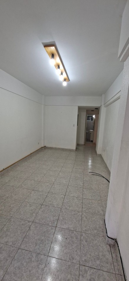 2 ambientes a la calle con balcon saliente
