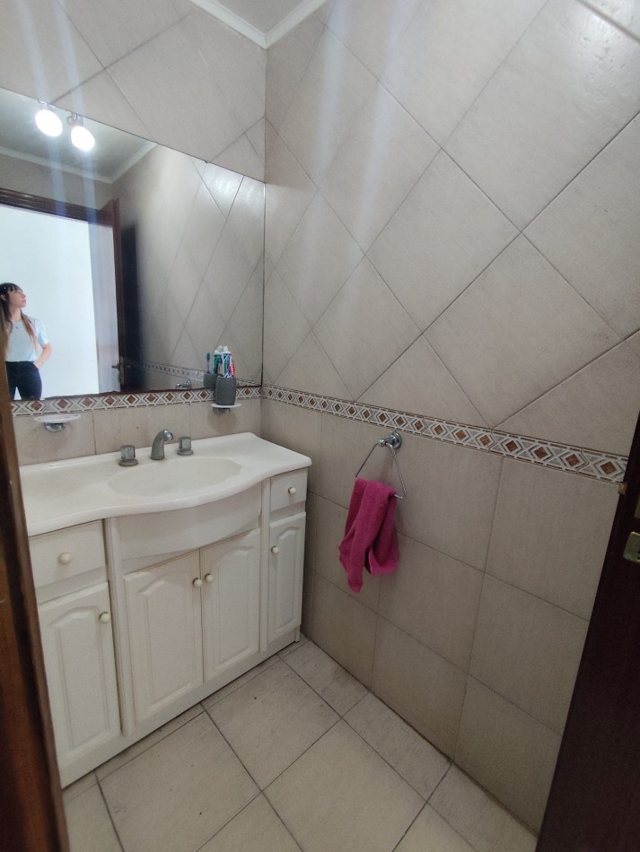 Depto 3 amb . Dos baños en duplex excelente estado. Barrio don Bosco 
