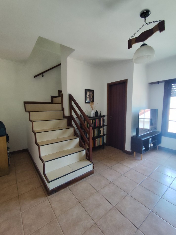 Depto 3 amb . Dos baños en duplex excelente estado. Barrio don Bosco 