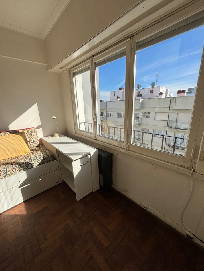Depto 3 amb con balcon a la calle. Colon. Y La Rioja
